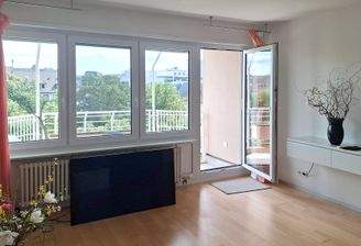 Wohnzimmer_Zugang_Suedbalkon.jpg