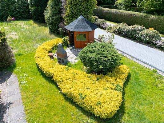 Blick in den Garten, mit Gartenhaus 