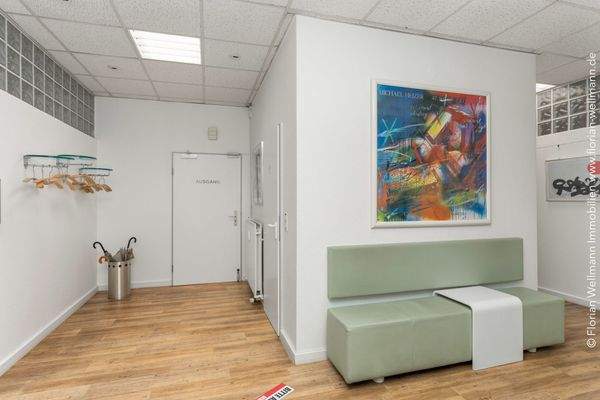 Empfangs- und Ausgangsbereich der Praxis im 1. Obergeschoss.