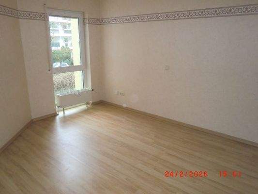 Das Schlafzimmer ist ausreichend groß.