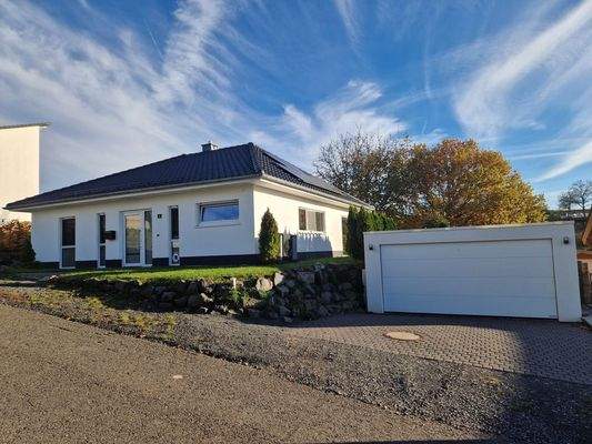 Außenansicht mit Doppelgarage