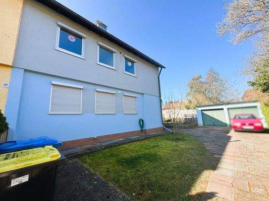 Haus Vorderseite mit Doppelgarage