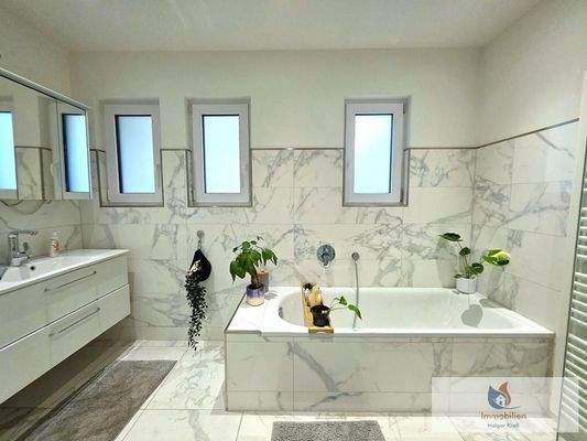 Badezimmer mit Dusche und Wanne