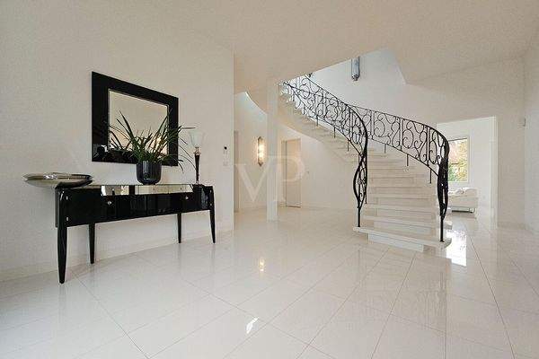 Eingangshalle mit Aufgang