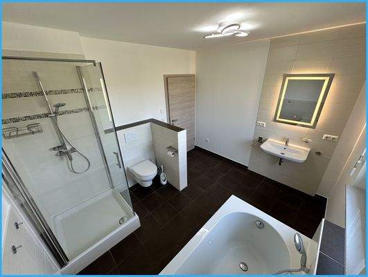 mit Dusche und Wanne
