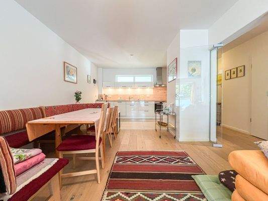 Wohn- und Esszimmer, Küche