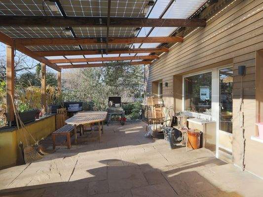 Riesige Terrasse mit anschließendem Garten