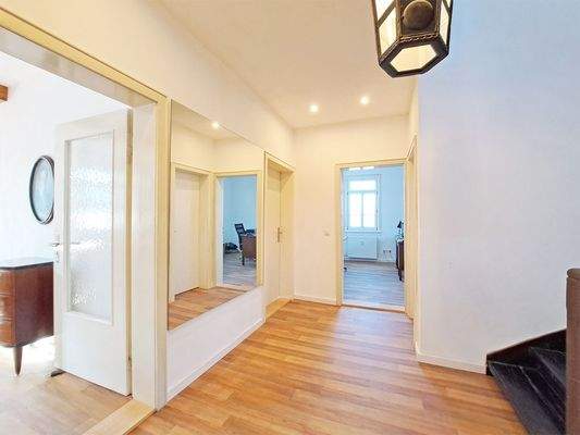 OG Diele mit Parkett und Downlights