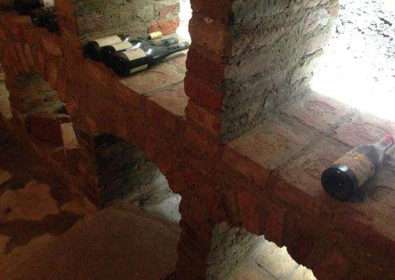 gemauertes Weinregal