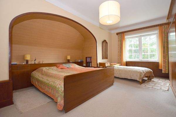 Das Elternschlafzimmer bietet besonderes Ambiente und reichlich Platz