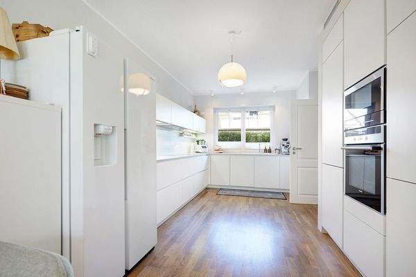 Moderne, geräumige Küche