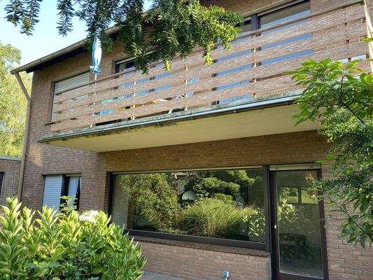 Gartenansicht mit Balkon