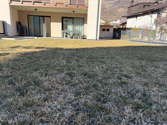 DE | Neuwertige 4-Zimmer-Maisonette in Rabland! 165 m² Garten, 2 Terrassen, Balkon, vollmöbliert, 3 Parkplätze – jetzt besichtigen! IT | Duplex 4 locali come nuovo a Rablà! Giardino 165 m², 2 terrazze, balcone, arredato, 3 posti auto – visita ora! EN | Li