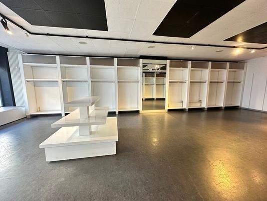 Verkaufsraum mit Austellungsschrank