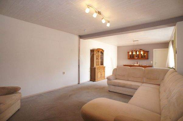 Geräumiges Wohnzimmer