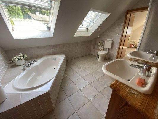 31) Dachgeschoss: Das Bad - versteckt liegt noch die Dusche
