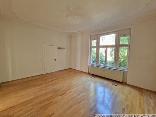 großer Besprechnungsraum mit Parkett
