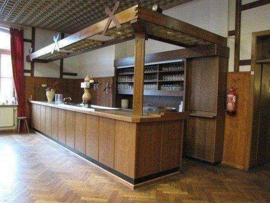 Großzügiger Saaltresen