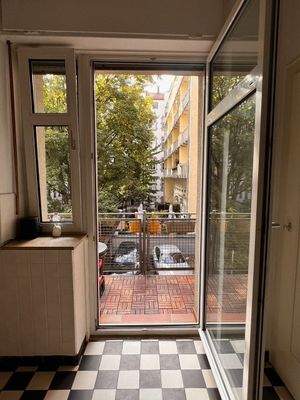 Küche mit Ausgang zum Balkon