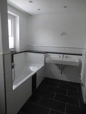 Bad mit Wanne und Dusche