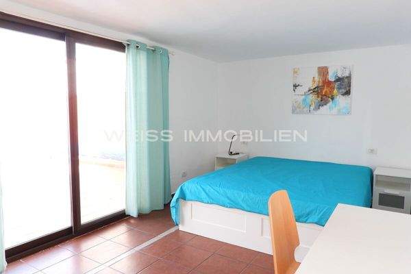 Gästeschlafzimmer mit Zugang zum Schwimmbad