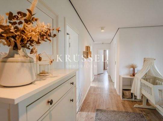 Heller, modern gestalteter Flurbereich mit klarer Linienführung und freundlicher Atmosphäre