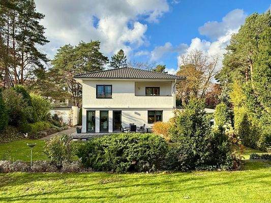 Blick über den Garten zum Haus