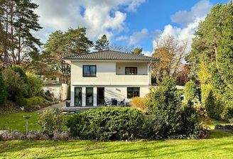 Blick über den Garten zum Haus