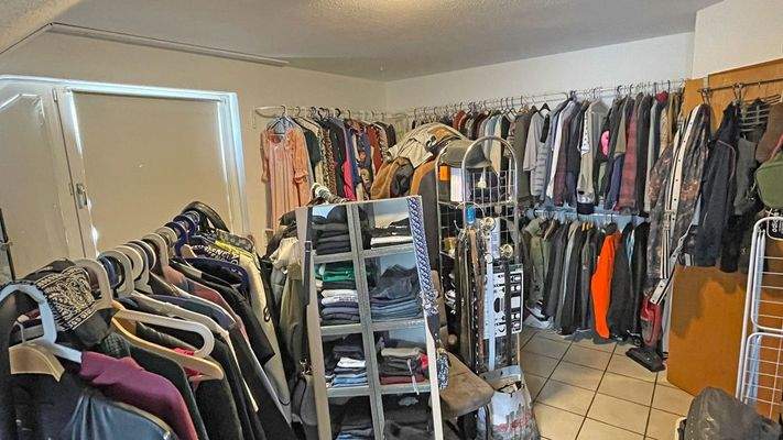 Kinderzimmer/ Begehbarer Kleiderschrank im Dachgeschoss