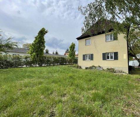 Blick Haus und Grundstück