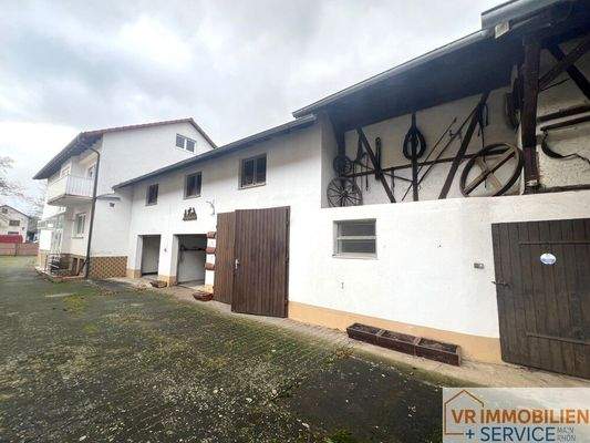 Nebengebäude und Haus