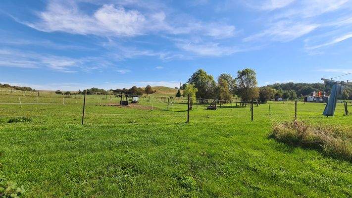 13 Blick auf die Nachbargrundstücke.jpg