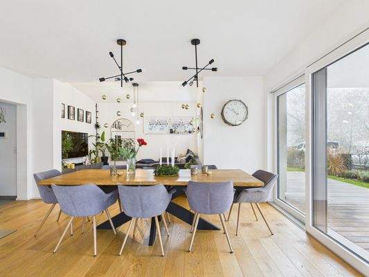 Essbereich mit Blick in den Wohnbereich