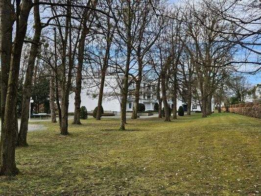 Garten vor der Wohnanlage