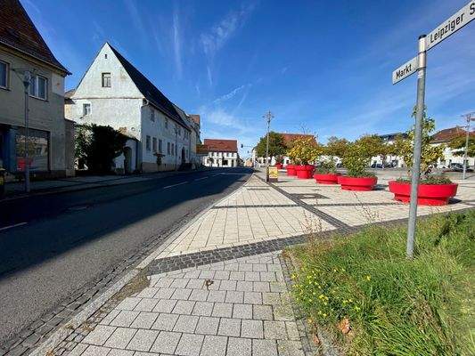 Leipziger Straße mit Markt