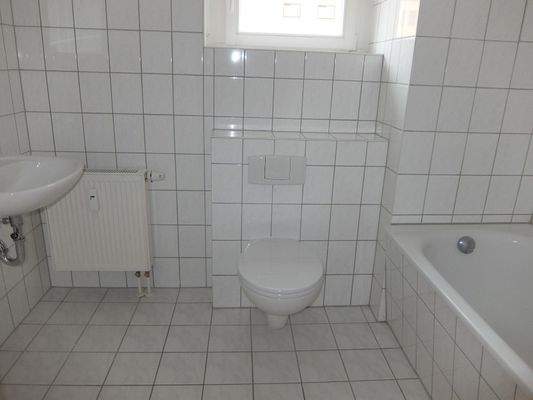 Bad mit Wanne und Fenster