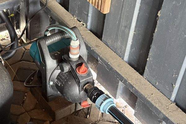 Brunnen inklusive Pumpe zur Gartenbewässerung