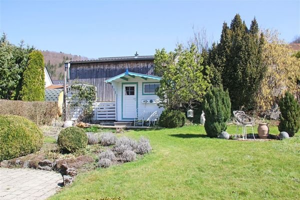 diverse Sitzmöglichkeiten und Gartenhaus