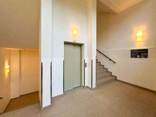 Personenaufzug bis ins KG