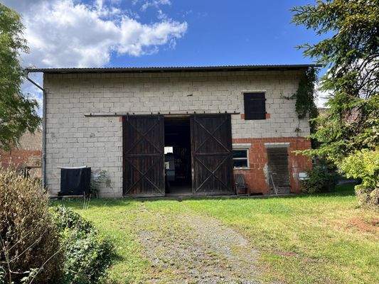 Ostansicht des Nebengebäudes mit Schiebetoranlage und Durchfahrtsmöglichkeit