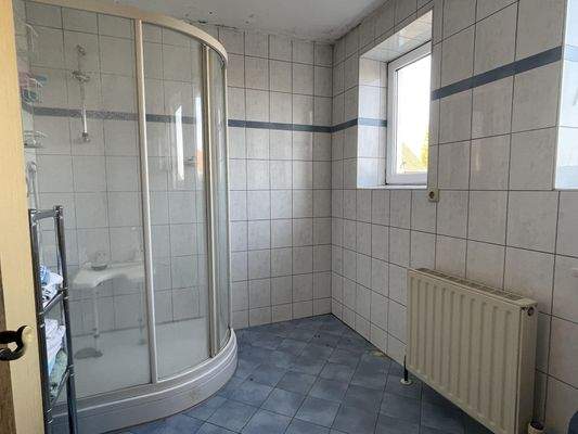 Badezimmer mit Dusche