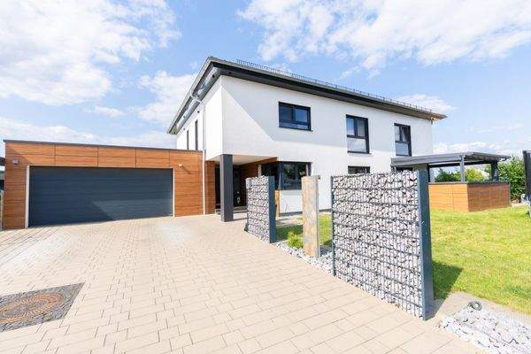 1 Außen Zufahrt Doppelgarage.jpg