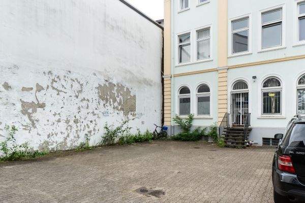 Stellplatz hinter dem Haus