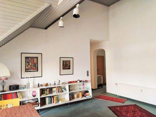 Wohnzimmer mit Zugang zu den weiteren Räumen