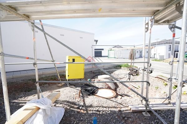 Platz für 2 Stellplätze n eben der Garage