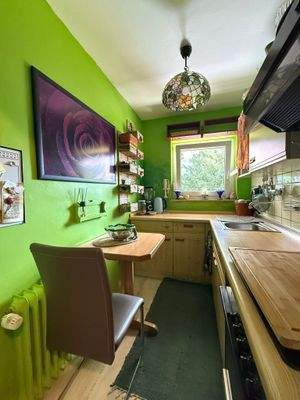 Helle Küche mit grüner Wand