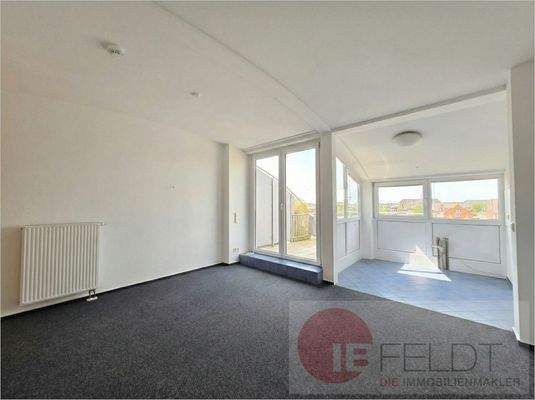 Zimmer 2 mit offener Küche und Terrasse