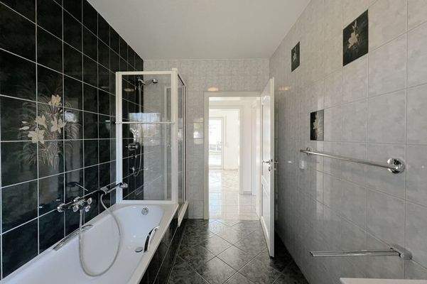 Bad mit Badewanne und Dusche