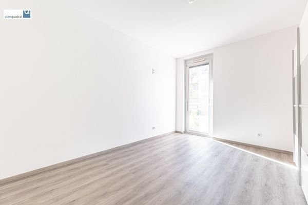 Zimmer 2 (gem. Grundriss-Skizze; ca. 14,80 m²)