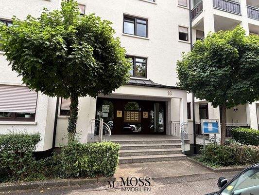 überdachter Eingangsbereich